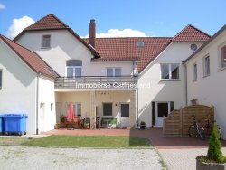 Außenansicht mit Eingang und Terrasse