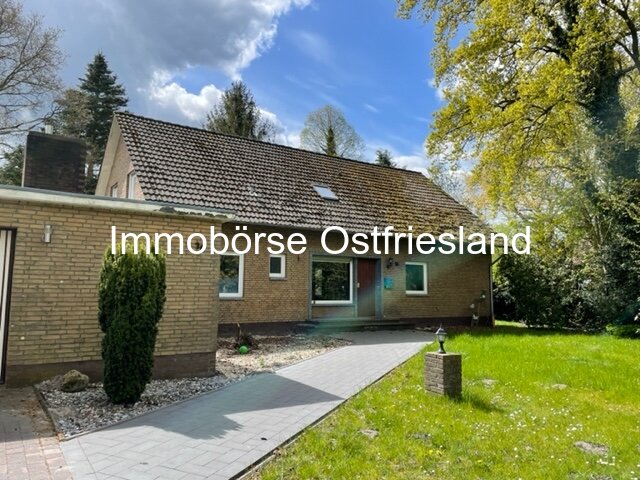 Inmitten von Bäumen und Hecken versteckt