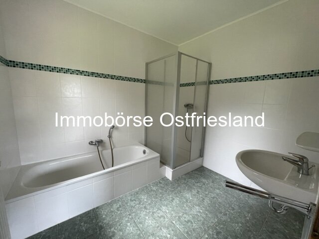 Bad mit Wanne und Dusche im Erdgeschoss