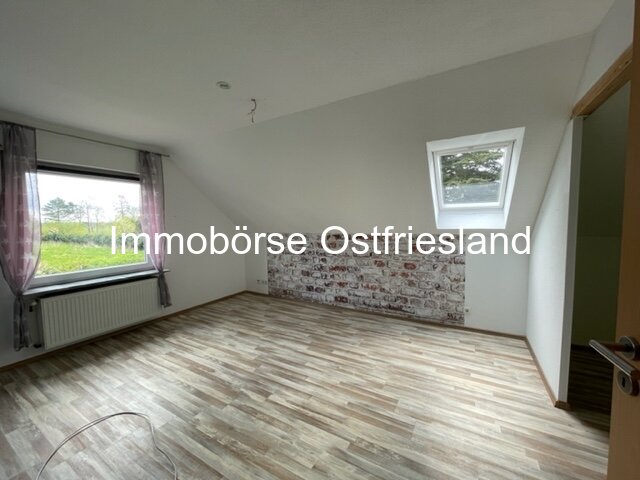 Zimmer im Obergeschoss mit Ankleideraum