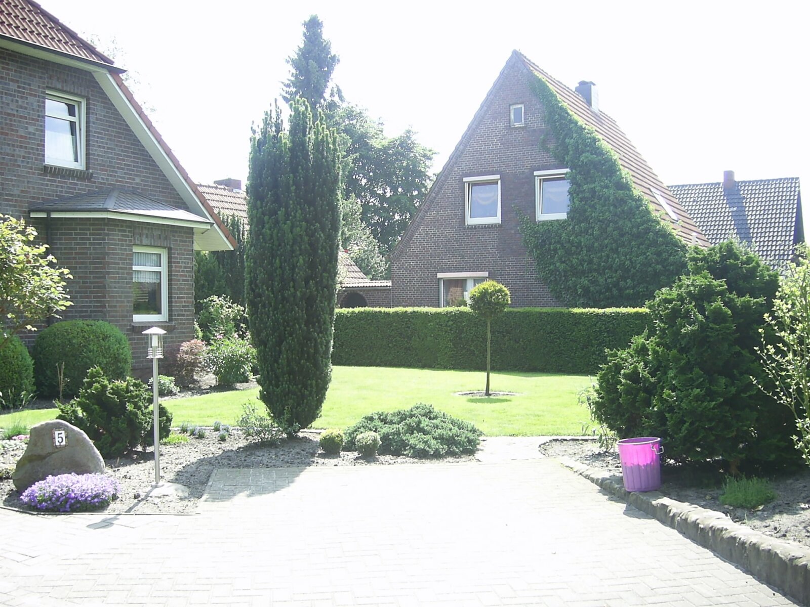 Stellplatz und Garten vorne