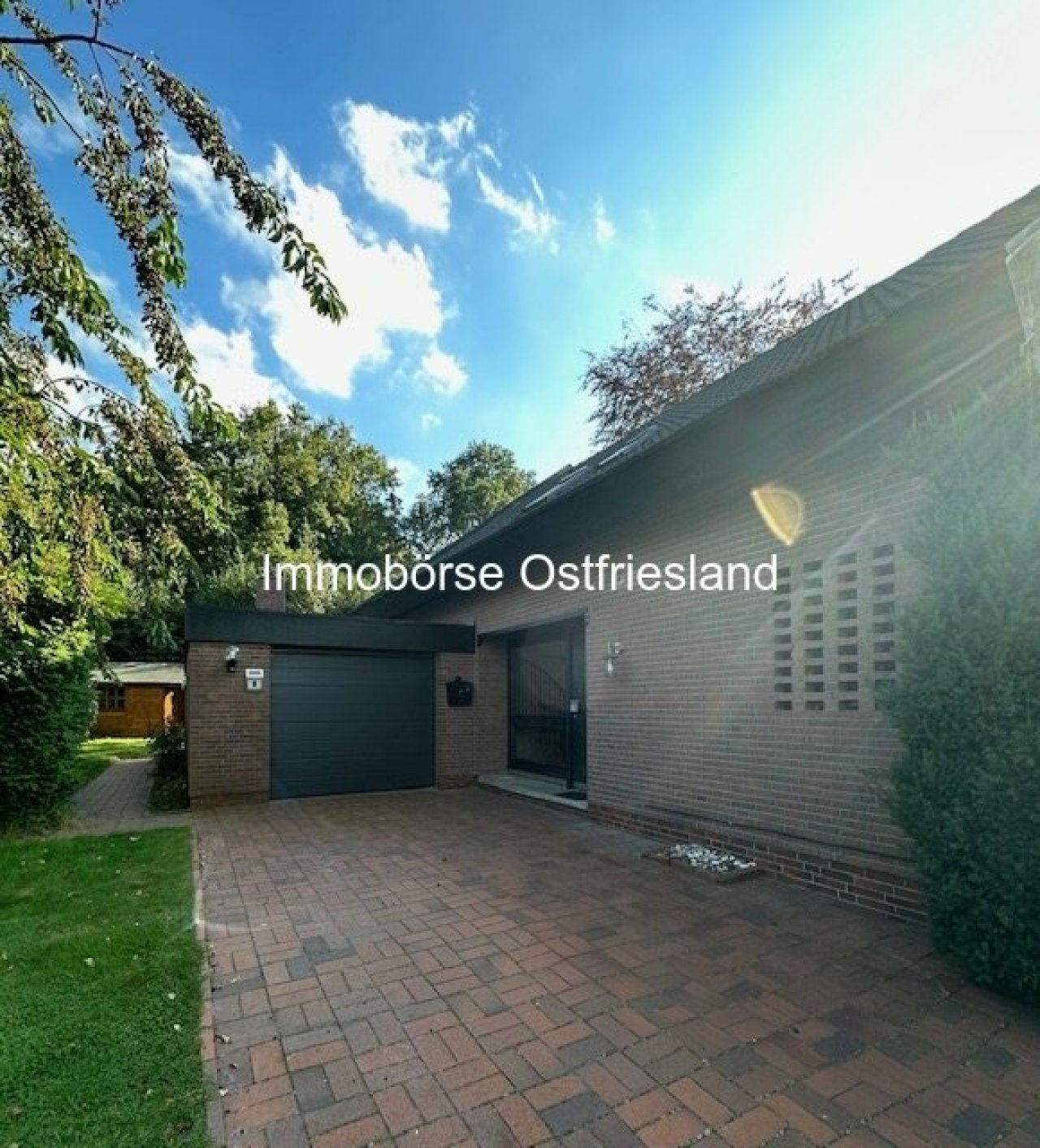 Auffahrt und Garage