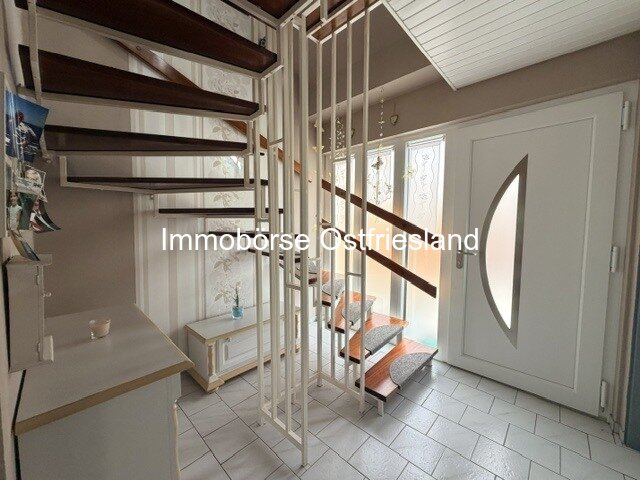 Hauseingang mit Treppe und Flur Hauseingang mit Treppe und Flur